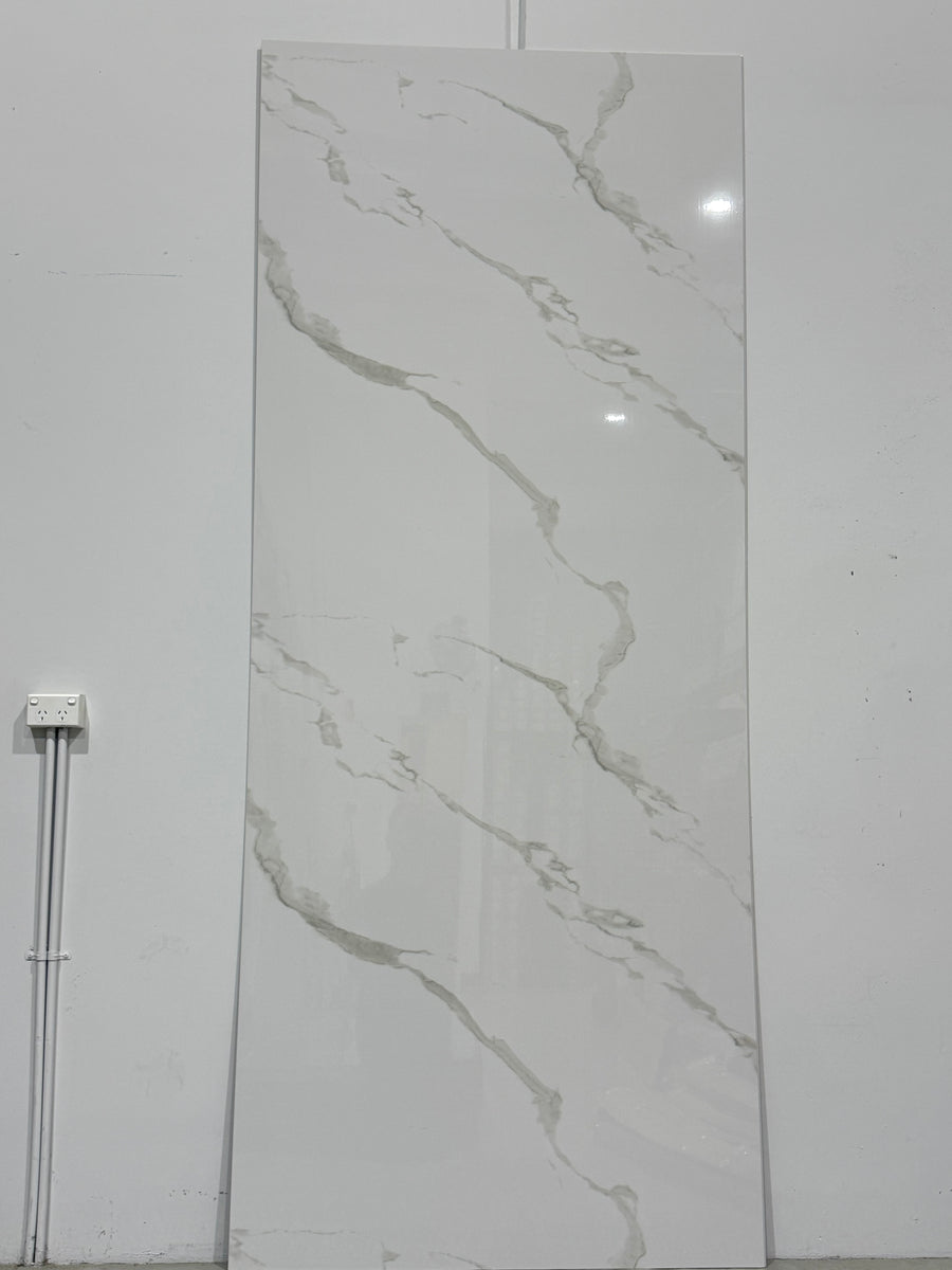 LUXWORLD Calacatta Oro SPC marble wet wall panel, 1220mm x 2900mm, with white and gold veined marble design for wall cladding.